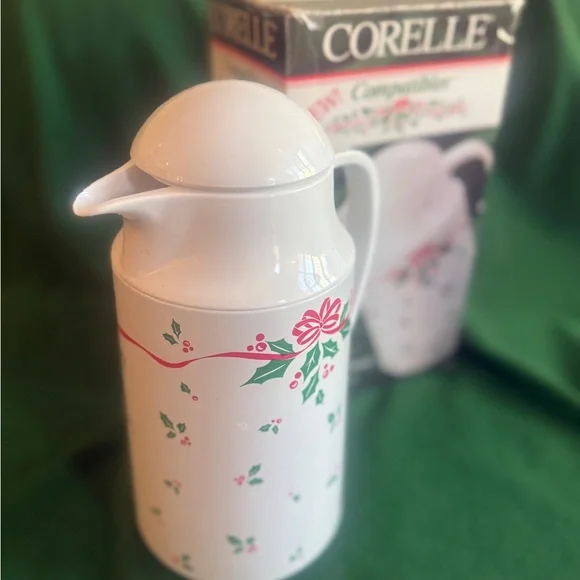 Festive Corelle Compatibles Winter Holly Thermal Server - Picture 1 of 12